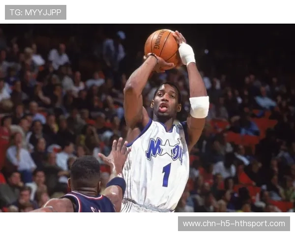 手球选手跳投高度十足